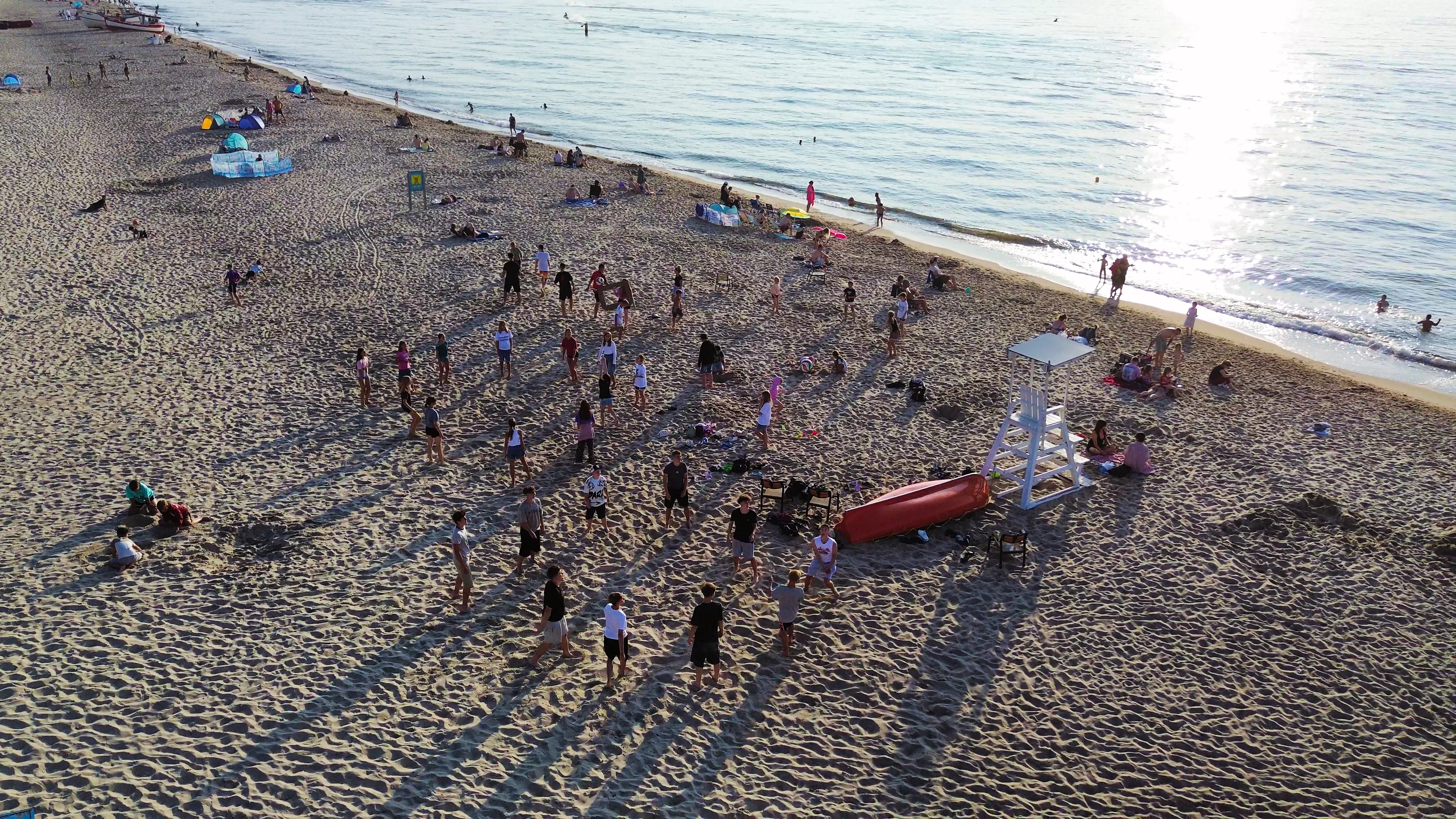 Zajęcia siatkówki plażowej integracyjne na obozie LZS Widawa-Psary w Dąbkach - trening sportowy nad morzem