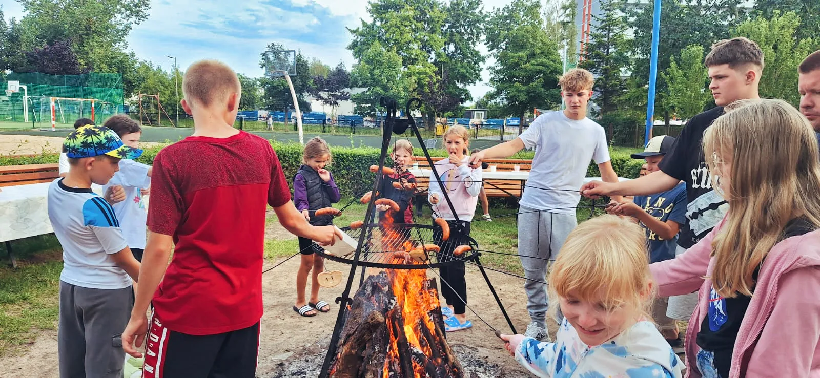 Wspólne wieczorne pieczenie kiełbasek przy ognisku - obóz LZS Widawa-Psary w Dąbkach